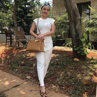 Tampil casual dengan busana serba putih, Zaskia Gotik terlihat memakai sandal dan tas Hermes. Tas Hermes yang dibawanya merupakan seri Hermes Kelly II 32 Retourne Togo Gold seharga Rp 150 jutaan. Foto: Instagram