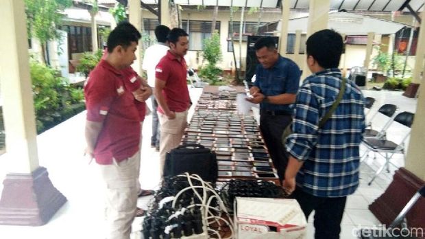 Barang bukti ratusan HP