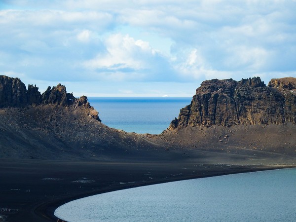 Danau kaldera Pulau Deception terbentuk akibat letusan dashat sekitar 10.000 tahun yang lalu. Danau ini menjadi satu-satunya di dunia dengan kapal dapat berlayar langsung ke pusat kaldera yang terendam. (Thinsktock) Danau kaldera Pulau Deception terbentuk akibat letusan dashat sekitar 10.000 tahun yang lalu. Danau ini menjadi satu-satunya di dunia dengan kapal dapat berlayar langsung ke pusat kaldera yang terendam. (Thinsktock)
