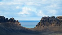 Danau kaldera Pulau Deception terbentuk akibat letusan dashat sekitar 10.000 tahun yang lalu. Danau ini menjadi satu-satunya di dunia dengan kapal dapat berlayar langsung ke pusat kaldera yang terendam. (Thinsktock)