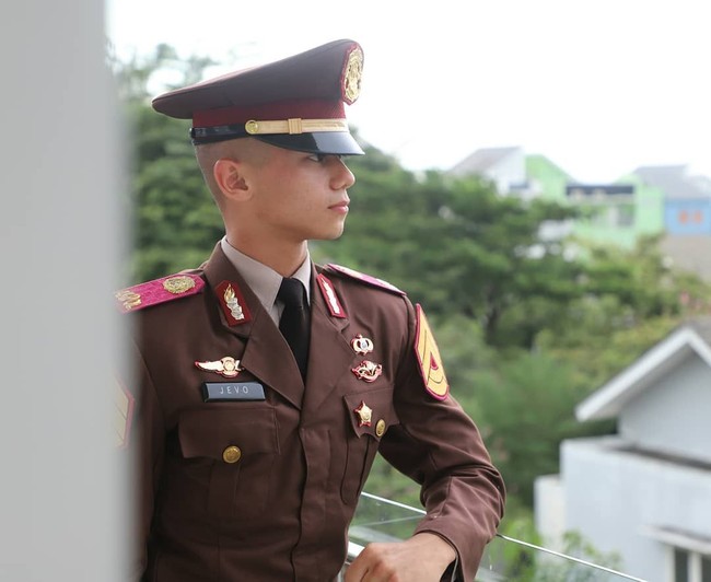  Jevo Batara tengah ramai diperbincangkan netizen Indonesia penggemar K-pop karena sosoknya yang dibilang mirip dengan Ong Seongwoo, member grup vokal Wanna One. Foto: Instagram