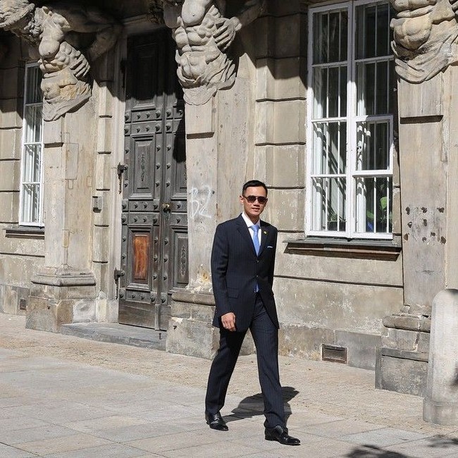 Kerennya AHY, bergaya dengan setelan jas pinstripe dan kacamata hitam. Seperti di adegan The Godfather, ya? Foto: Instagram