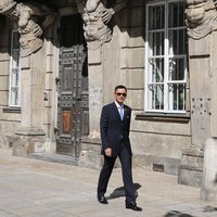 Kerennya AHY, bergaya dengan setelan jas pinstripe dan kacamata hitam. Seperti di adegan The Godfather, ya? Foto: Instagram