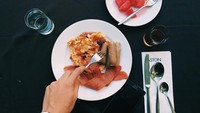 English Breakfast jadi pilihan Rizky Febian. Ada roti panggang, scrambled egg, sosis, dan beef bacon. Semangka jadi buah penutup yang ia pilih kala itu. Foto: Instagram @rizkyfbian