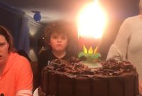 Wouw! Lilin Ulang Tahun Bentuk Bunga Lotus Bernyanyi Ini Sedang Hits