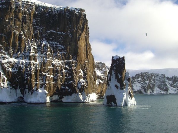 Kini Decepticon Island berada di bawah perjanjian Traktat Antartika. Perjanjian ini ditandatangani oleh 46 negara dan hanya digunakan untuk ilmu pengetahuan.  (Thinsktock)