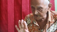 Kami kumpulkan uang setelah Presiden Soekarno meminta bantu sama Daud Beureuh, kata Sandang saat ditemui wartawan di rumahnya di Desa Lhut, Kecamatan Jaya, Aceh Jaya.