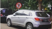 Mobil menurut akun Instagram zaandiicee diparkir di kawasan Kelapa Gading. Ayo lain kali yang tertib parkirnya ya. UU No. 22 Tahun 2009 Pasal 287 ayat 1 menyatakan, setiap orang yang mengemudikan kendaraan bermotor di jalan yang melanggar aturan perintah atau larangan yang dinyatakan dengan rambu lalu lintas atau marka jalan dipidana dengan pidana kurungan paling lama dua bulan atau denda paling banyak Rp 500.000. Foto: Instagram/@zaandiicee