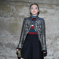 Aktris Chloe Moretz yang juga kekasih Brooklyn Beckham juga menghadiri fashion show Louis Vuitton. Foto: Getty Images