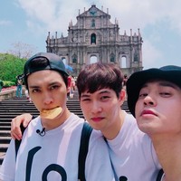 Di akun Instagram-nya, Tae Joon terlihat cukup sering hangout dengan artis-artis Korea tampan lainnya. Dalam foto ini tampaknya Tae Joon tengah berada di Eropa bersama Lee Jonghyun CN Blue dan Jung Joonyoung Foto: Instagram Choi Tae Joon