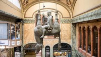 Foto: Patung aneh ini pun tak luput dari perhatian para turis yang berkunjung ke Lucerne Palace (jiri.sebor/Instagram)
