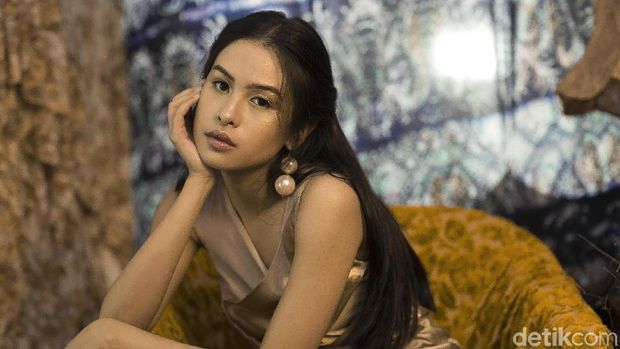 Maudy Ayunda saat pemotretan Celeb of The Month 