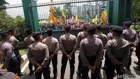 Aksi ini mendapat penjagaan dari aparat kepolisian.
