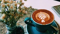 Tuh kan, Iky suka ngopi. Kali ini ada secangkir espresso latte yang menemani malamnya.  Foto: Instagram @rizkyfbian