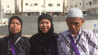 Raeni juga sempat mengajak orang tuanya beribadah umrah. Uangnya berasal dari arisan umrah yang diikutinya dan sisa beasiswa selama kuliah di Inggris. Mereka berangkat umrah 13 Februari 2018 lalu. Foto: Dok Pribadi Raeni