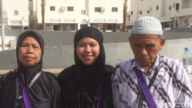 Di Tengah Perjuangannya Raih Beasiswa S3, Raeni Umrohkan Ayah Ibu Di Tengah Perjuangannya Raih Beasiswa S3, Raeni Umrohkan Ayah Ibu