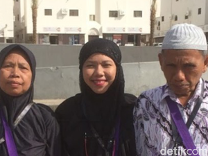 Di Tengah Perjuangannya Raih Beasiswa S3, Raeni Umrohkan Ayah Ibu