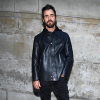 Berbusana serba hitam, Justin Theroux pun tak melewatkan presentasi koleksi terbaru Louis Vuitton. Ini adalah penampilan perdanya di sebuah acara besar setelah mengumumkan berpisah dari istrinya, Jennifer Aniston. Foto: Getty Images