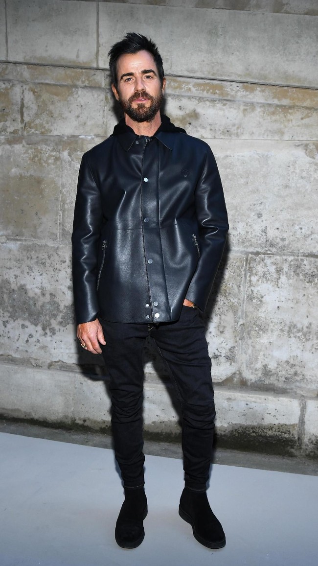 Berbusana serba hitam, Justin Theroux pun tak melewatkan presentasi koleksi terbaru Louis Vuitton. Ini adalah penampilan perdanya di sebuah acara besar setelah mengumumkan berpisah dari istrinya, Jennifer Aniston. Foto: Getty Images
