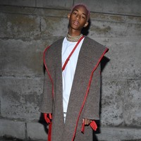 Jaden Smith mencoba menyita atensi dengan mantel oversized yang dipaduk kalung rantai dan ugly sneakers Louis Vuitton.  Foto: Getty Images