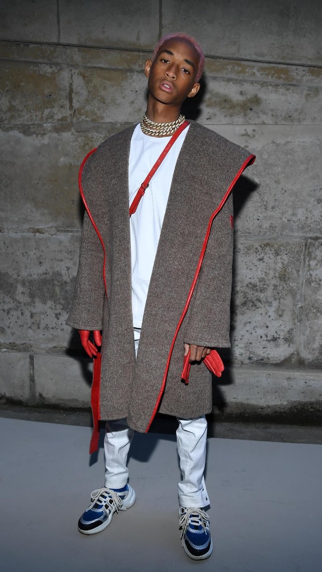 Jaden Smith mencoba menyita atensi dengan mantel oversized yang dipaduk kalung rantai dan ugly sneakers Louis Vuitton.  Foto: Getty Images