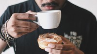 Minum kopi sambil ditemani sepotong donat almond? Wah enak banget nih sambil mengisi waktu santai. Foto: Instagram