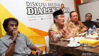 Ketua Umum ICMI Jimly Asshiddiqie didampingi Wakil Ketua Bidang Politik Dalam Negeri ICMI Priyo Budi Santoso dan Anggota Dewan Pakar ICMI Margarito Kamis menghadiri diskusi bertema Peta Politik Indonesia 2018: Kiprah ICMI Dalam Tahun Politik di Jakarta, Rabu (7/3/2018).