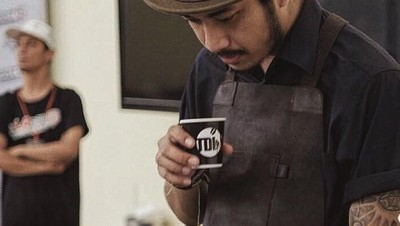 10 Pose Keren M. Aga, Barista Ganteng yang Bikin Gagal Fokus