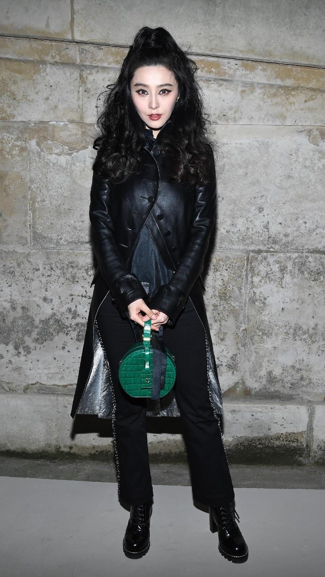 Aktris China Fan Bingbing menunjukkan sisi gelapnya dengan setelan serba hitam dan sedikit percikan warna hijau dari tas kulit bulat yang nyentrik. Foto: Getty Images