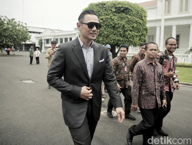 AHY menemui Presiden Jokowi di Istana Merdeka. Berjalan menuju istana, ia terlihat mengenakan setelan jas dan kacamata hitam oversized. Ternyata anak Susilo Bambang Yudhoyono ini cukup sering pakai kacamata. Intip gaya keren lainnya saat AHY berkacamata hitam. Foto: Detikcom