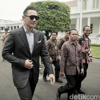 AHY menemui Presiden Jokowi di Istana Merdeka. Berjalan menuju istana, ia terlihat mengenakan setelan jas dan kacamata hitam oversized. Ternyata anak Susilo Bambang Yudhoyono ini cukup sering pakai kacamata. Intip gaya keren lainnya saat AHY berkacamata hitam. Foto: Detikcom