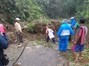 Longsor Menutup Total Jalan Akses Cepogo-Ampel di Boyolali
