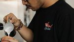 10 Pose Keren M. Aga, Barista Ganteng yang Bikin Gagal Fokus