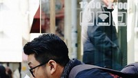 Lewat akun instagramnya @muhammadaga, ia sering memposting foto dirinya saat bersama kopi. Foto ini misalnya, Aga terlihat duduk sambil menyeruput segelas kopinya. Foto: Instagram