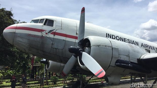 Pesawat Dakota RI-001 Seulawah. Ini pesawat pertama yang dimiliki Indonesia dengan cara patungan oleh masyarakat Aceh