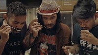 Jika diperhatikan dengan seksama, Aga adalah salah satu barista yang ikut main dalam film Filosofi Kopi. Jadi tak heran jika Aga sering ngopi bareng Rio Dewanto dan Chicco Jerikho. Foto: Instagram