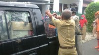 Terlihat sejumlah petugas berseragam PNS juga ikut mengamankan kucing-kucing liar tersebut. (Foto: dok. Istimewa)