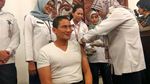 Ekspresi Sandiaga Uno Disuntik Vaksin Difteri