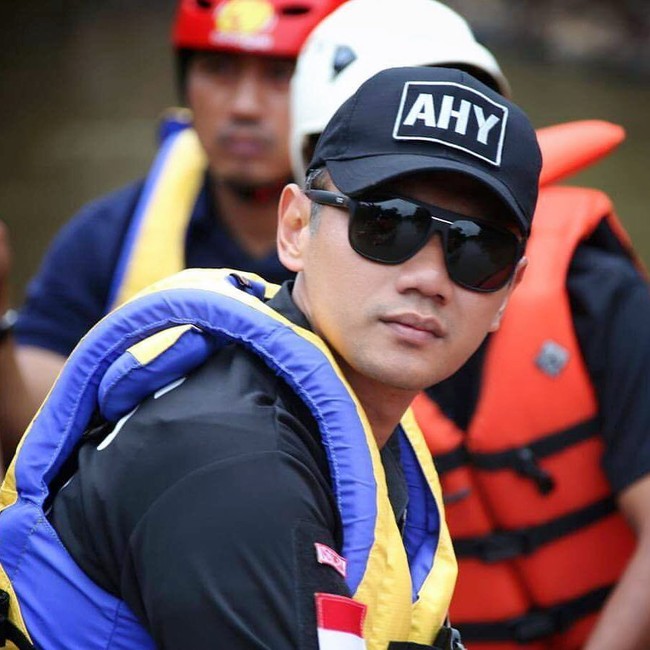 Topi dan kacamata hitam. Gaya andalan Agus Yudhoyono. Foto: Instagram