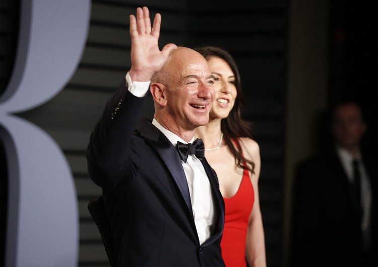 Dipimpin Jeff Bezos, Ini 10 Orang Paling Tajir di Dunia Majalah Forbes telah merilis jajaran orang terkaya di dunia. Ini daftar 10 besar orang paling kaya sejagat.