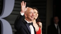 Posisi pertama ditempati oleh Jeff Bezos. CEO dan pendiri Amazon ini mengantongi harta US$ 112 miliar atau setara Rp 1.512 triliun (Kurs: Rp 13.500 per dolar AS). Kekayaannya melonjak setelah saham Amazon melompat hingga 59% dalam setahun. REUTERS/Danny Moloshok.