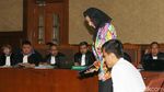 Baju Warna-warni Rita Widyasari di Sidang Lanjutan