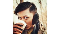 Pelantun lagu Cukup Tau ini ternyata suka kopi. Saat sedang berlibur ke Korea, yang dicari secangkir kopi hangat.  Foto: Instagram @rizkyfbian