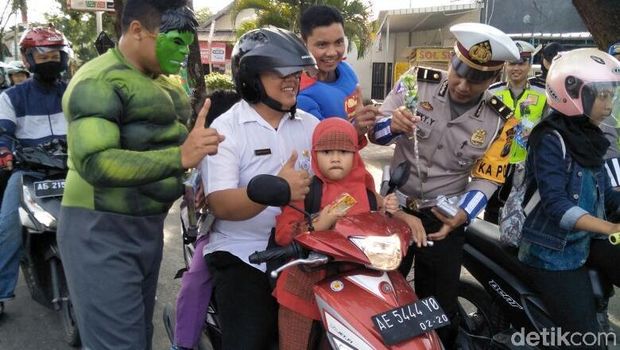 Dibantu Super Hero, Polisi Pacitan Sosialisasi Keselamatan di Jalan