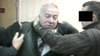 Foto tak bertanggal ini menunjukkan momen saat Skripal ditangkap. Pada tahun 2010, Skripal diampuni oleh Presiden Rusia saat itu, Dmitry Medvedev, sebagai bagian dari pertukaran mata-mata untuk memulangkan 10 agen Rusia yang ditahan Amerika Serikat. Usai ditukarkan, Skripal mendapat suaka dan tinggal di Inggris. Foto: RTR/via Reuters