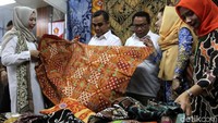 Ketua Fraksi Gerindra Ahmad Muzani meninjau bazar di lobi gedung Nusantara V, Kompleks Parlemen, Senayan, jakarta, Rabu (7/3/2018).