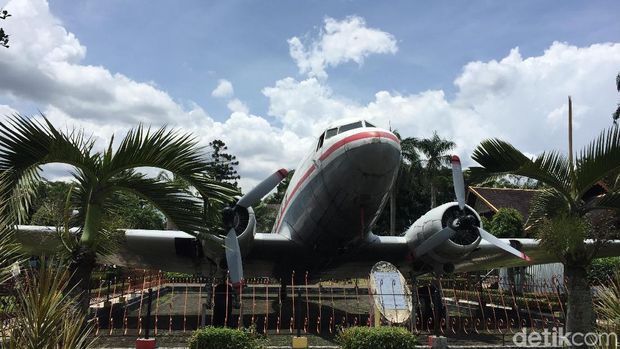 Pesawat Dakota RI-001 Seulawah. Ini pesawat pertama yang dimiliki Indonesia dengan cara patungan oleh masyarakat Aceh