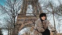 Posenya di depan menara Eiffel saat berlibur beberapa waktu lalu. (Dok. Instagram/cita_citata)