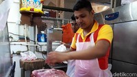 Salah satu gerai yang diminati di Tekka Centre adalah penjual daging segar. Karena orang India tak makan sapi, penjualan terbanyak adalah daging kambing. Foto: dok. detikFood