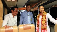 Penyaluran peduli Pendidikan itu diserahkan kepada Universitas Nusa Cendana Kupang dengan total nilai Rp 760 juta dan bantuan beasiswa pendidikan senilai Rp 312 juta untuk 20 siswa SD Inpres Sikuma, 20 siswa SMPN 1 Kupang, 20 siswa SMUN 2 Kupang, dan 10 mahasiswa Universitas Nusa Cendana Kupang. Foto: dok. BRI